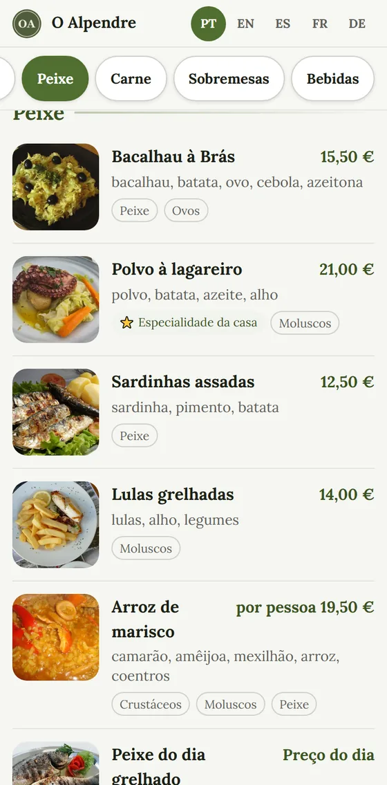 Ementa de exemplo em lista, aberta num telemóvel: pratos com fotografia, preço, alérgenos e a escolha do idioma no topo.